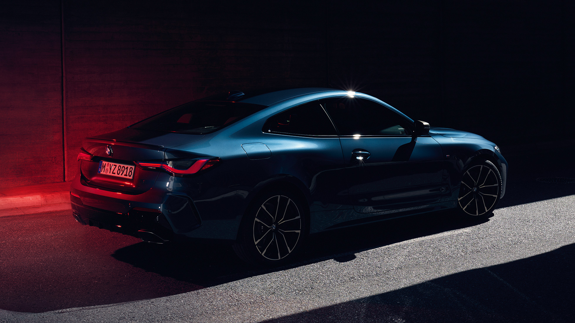 Vue de trois quarts arrière de la carrure avec pli de Hofmeister de la BMW Série 4 Coupé G22 BMW Série 4 Coupé G22 2020 Arctic Race Blue metallic, vue de trois quarts arrière de la carrure avec pli de Hofmeister