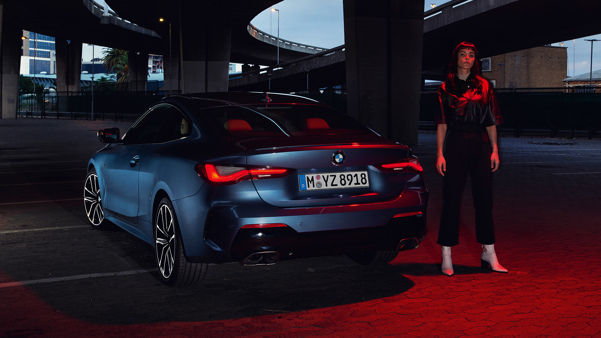 Vue arrière des feux arrière de la BMW Série 4 Coupé G22 BMW Série 4 Coupé G22 2020 Arctic Race Blue metallic, vue arrière des feux arrière
