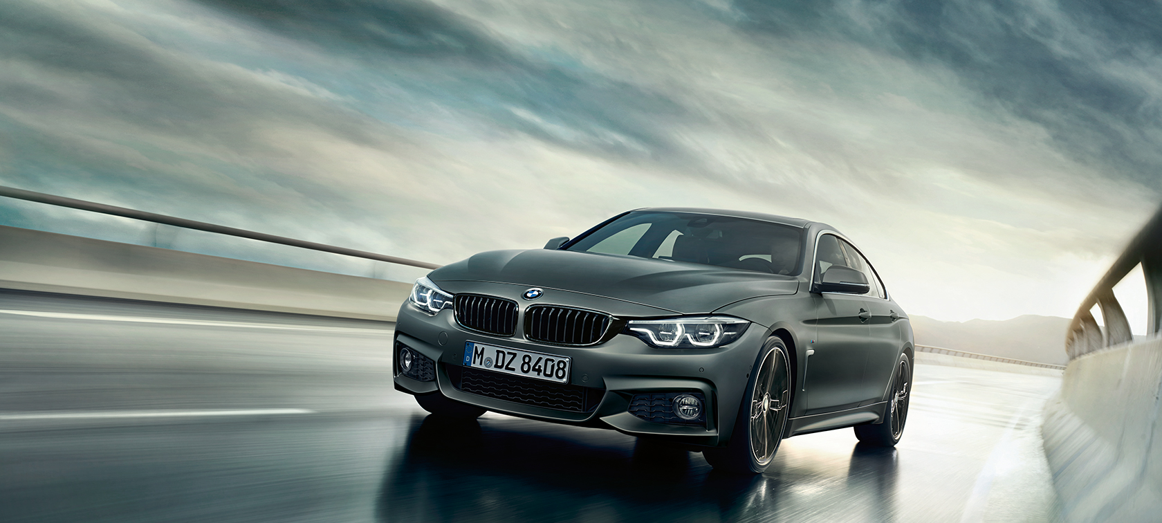 BMW Série 4 Gran Coupé BMW Série 4 Gran Coupé (F36), frozen dark grey, vue trois quart avant, sur la route.