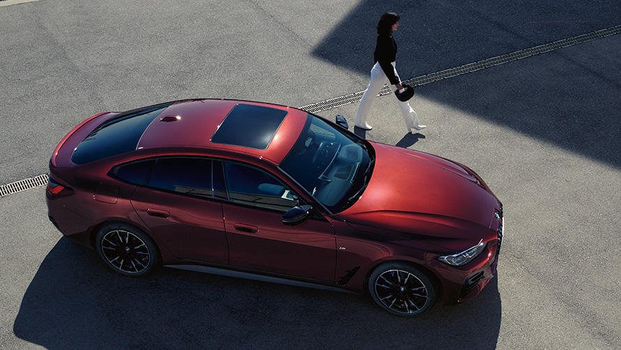 BMW Série 4 Gran Coupé G26 BMW Individual Aventurinrot metallic vue en plongée BMW Série 4 Gran Coupé G26 BMW Individual Aventurinrot metallic vue en plongée