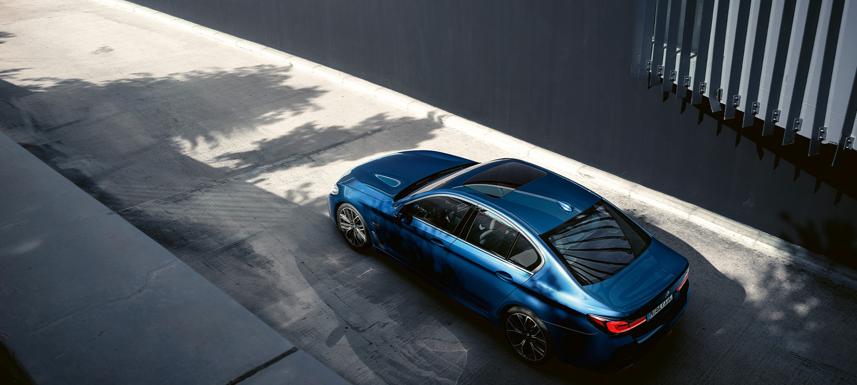 BMW Série 5 Berline, à l'arrêt G30 BMW Série 5 Berline G30 restylage 2020 en Phytonicblau, vue arrière, à l'arrêt G30