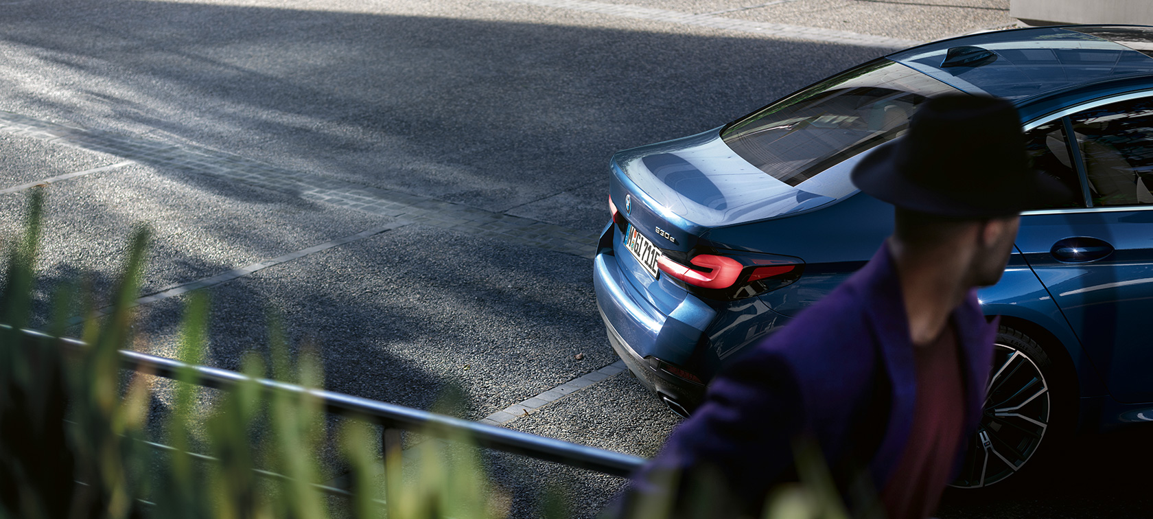 Un homme se tient derrière la BMW Série 5 Berline G30 BMW Série 5 Berline G30 restylage 2020, un homme se tient derrière la BMW stationnée G30