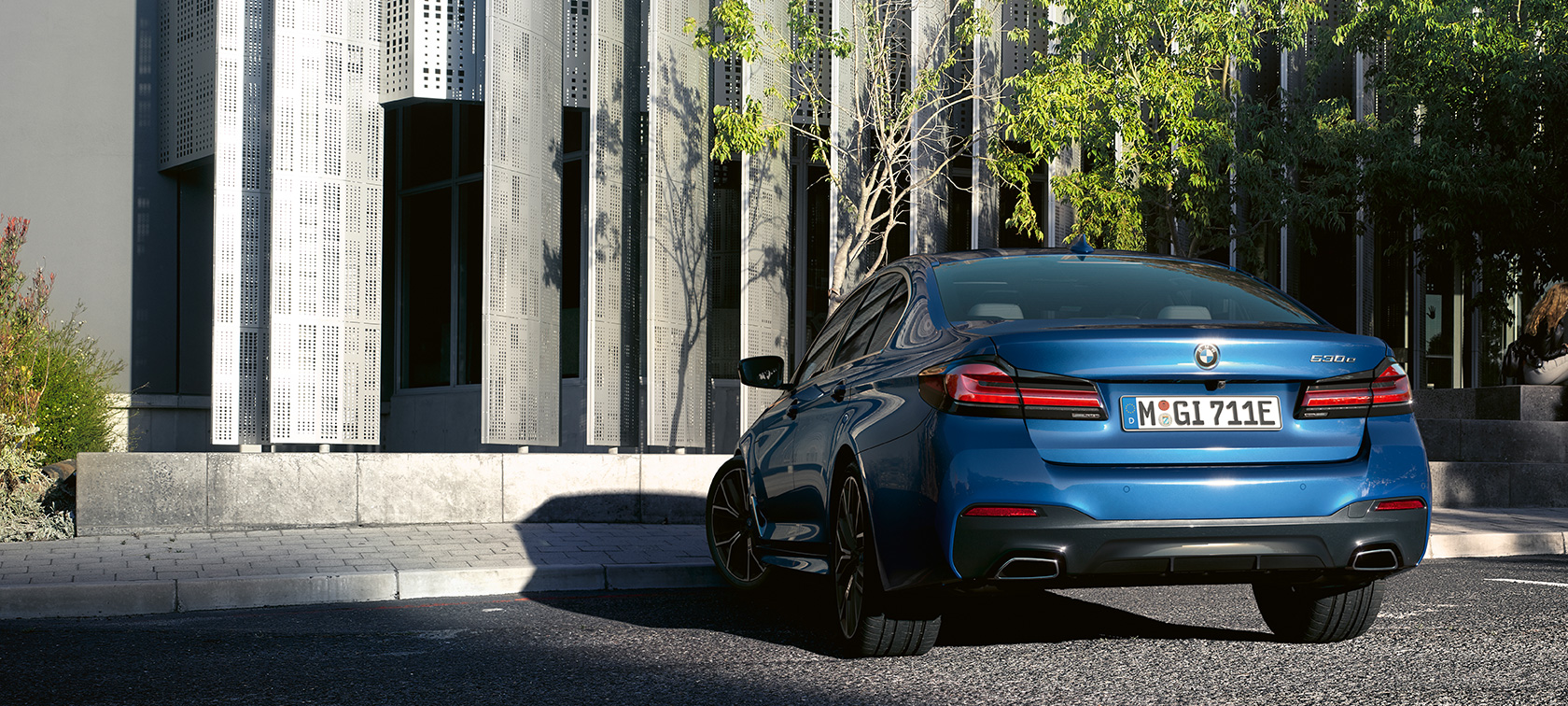 BMW Série 5 Berline, à l'arrêt G30 BMW Série 5 Berline G30 restylage 2020 en Phytonicblau, vue arrière, à l'arrêt G30