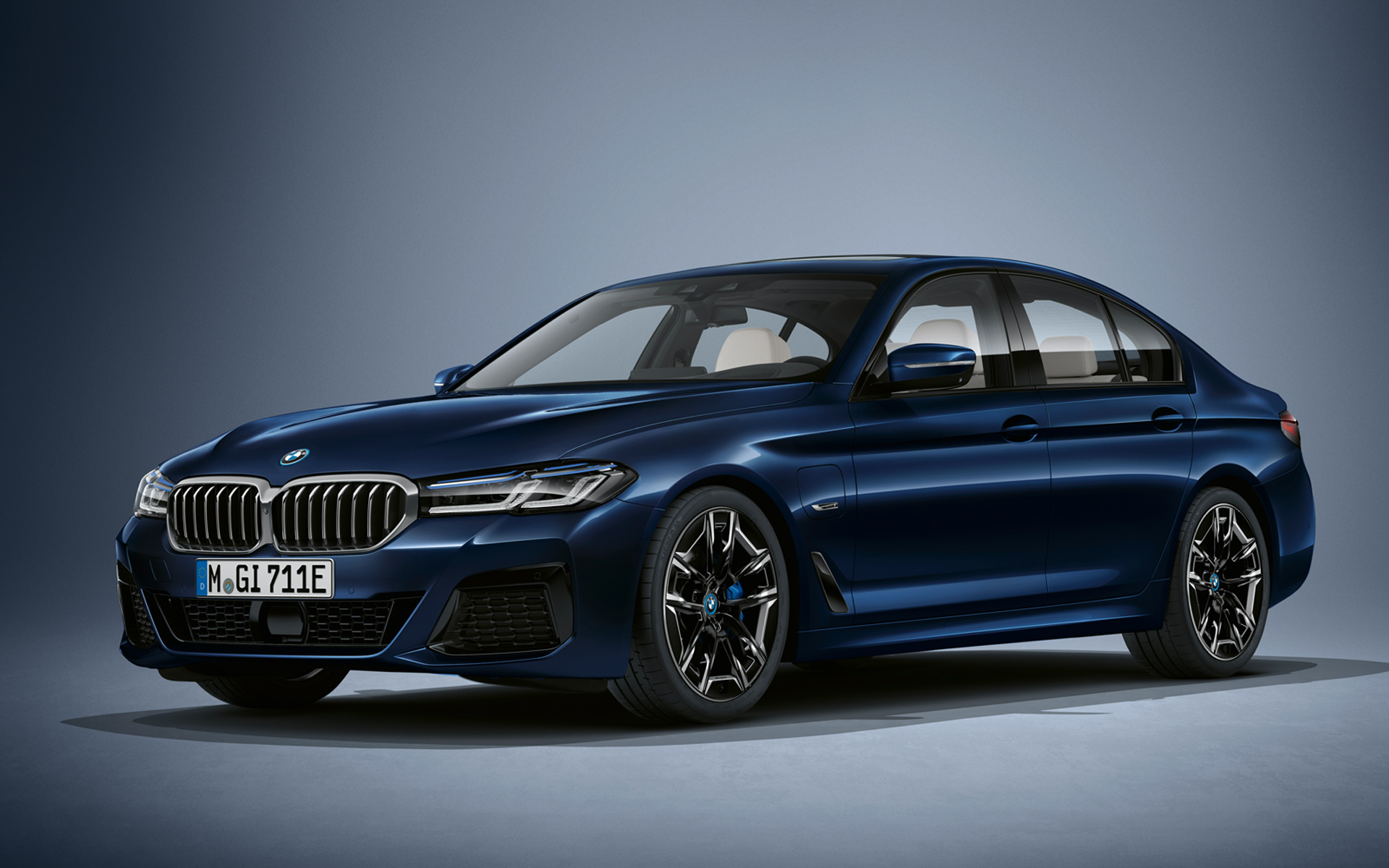 BMW Série 5 Berline Individual G30 restylage 2020, vue de trois quarts avant à l'arrêt en BMW Individual Tansanitblau metallic