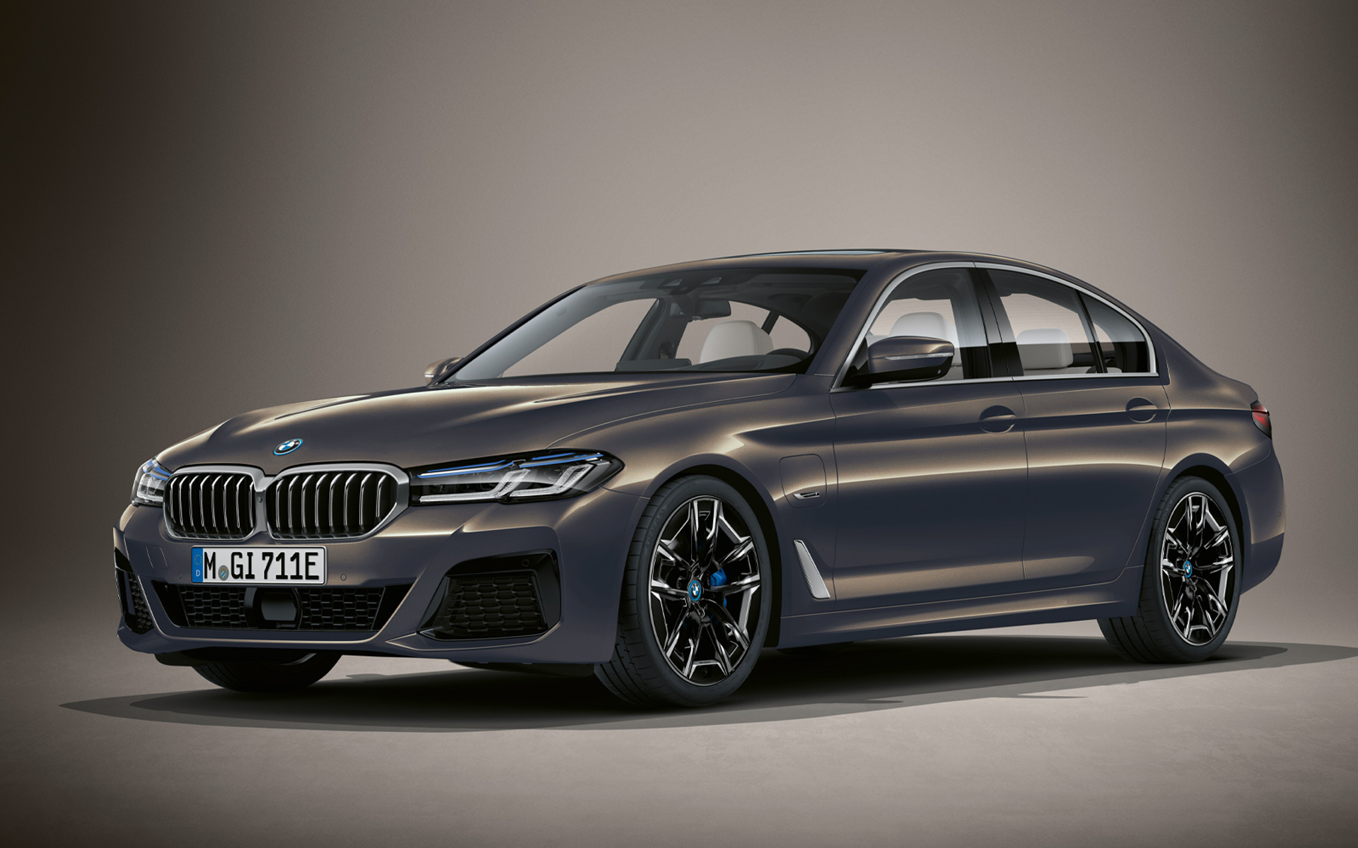 BMW Série 5 Berline Individual G30 restylage 2020, vue de trois quarts avant, à l'arrêt en BMW Individual Alvitgrau metallic