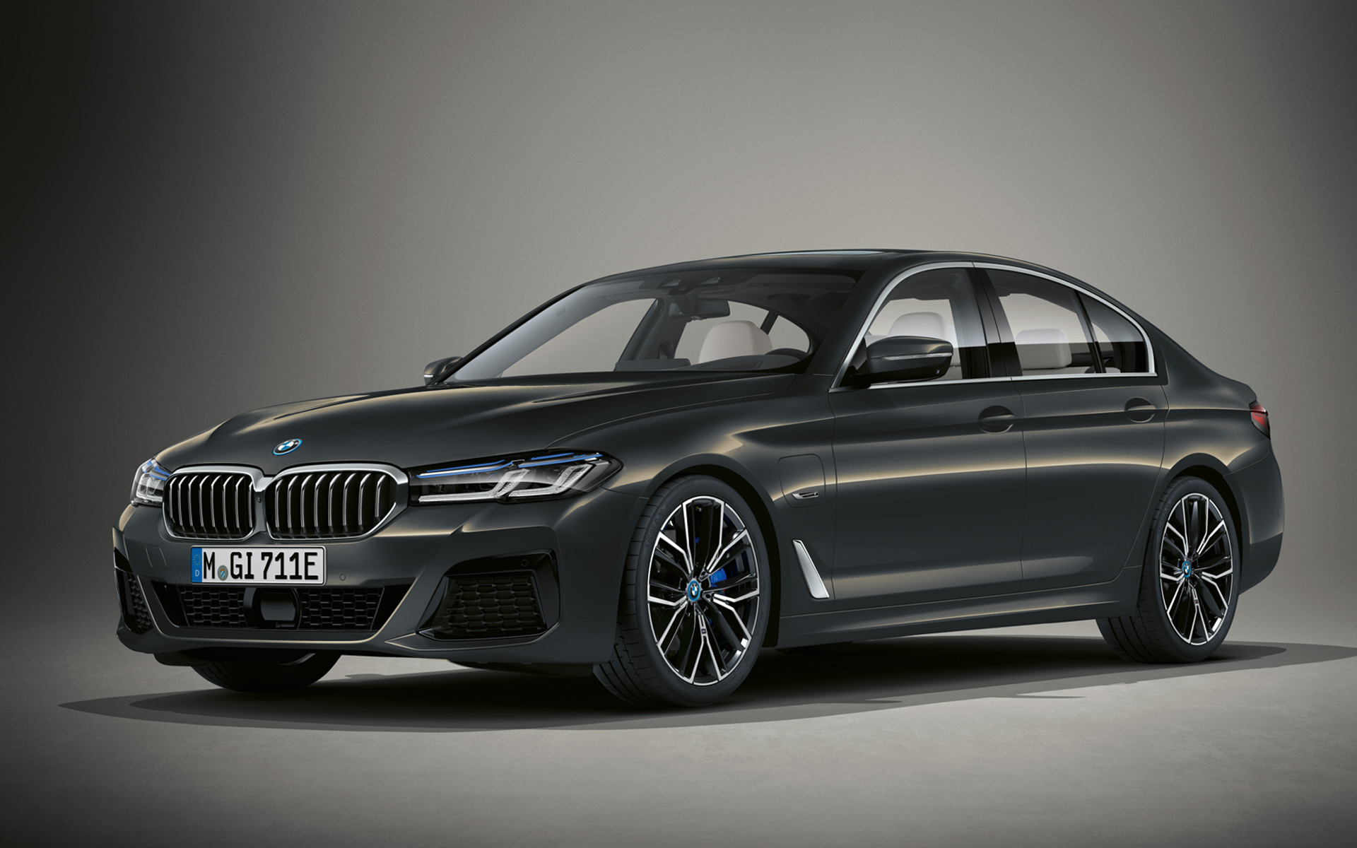 BMW Série 5 Berline Individual G30 restylage 2020, vue de trois quarts avant à l'arrêt en BMW Individual Dravitgrau metallic