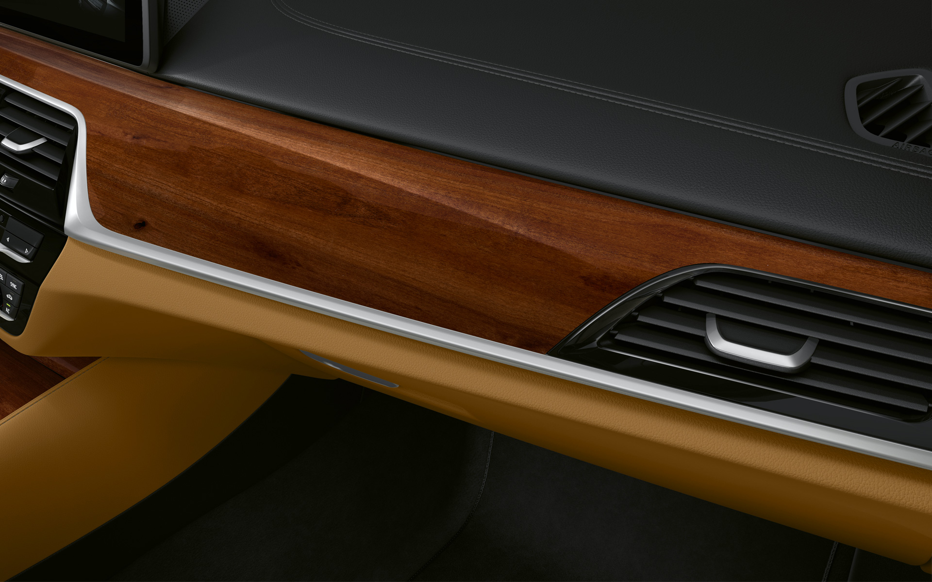 BMW Série 5 Berline G30 Facelift 2020 Poste de conduite en détail Inserts de décoration BMW Individual en bois noble Zwetschge braun hochglänzend avec incrustation en Perlglanz Chrom