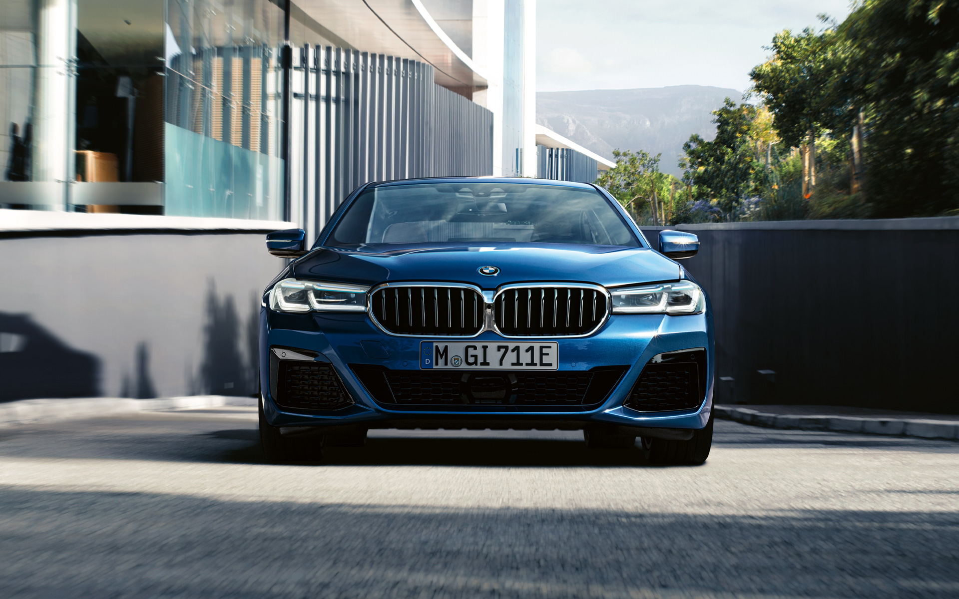 Doubles naseaux et jupe avant de la BMW S&eacute;rie 5 Berline G30 restylage 2020 en Phytonicblau, vue en gros plan avant