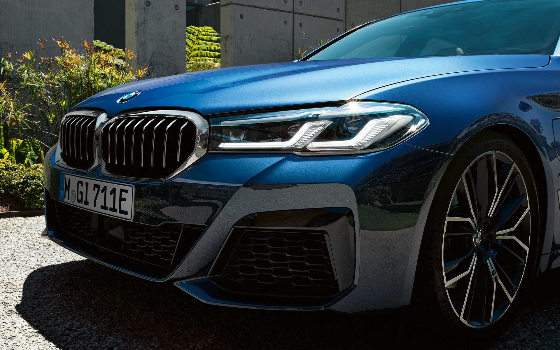 BMW Laserlight de la BMW Série 5 Berline G30 restylage 2020 en Phytonicblau, vue en gros plan avant
