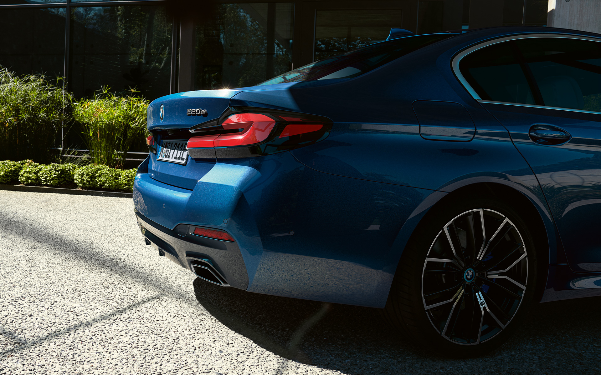 Sorties d'échappement en forme libre de la BMW Série 5 Berline G30 restylage 2020 en Phytonicblau, vue en gros plan arrière