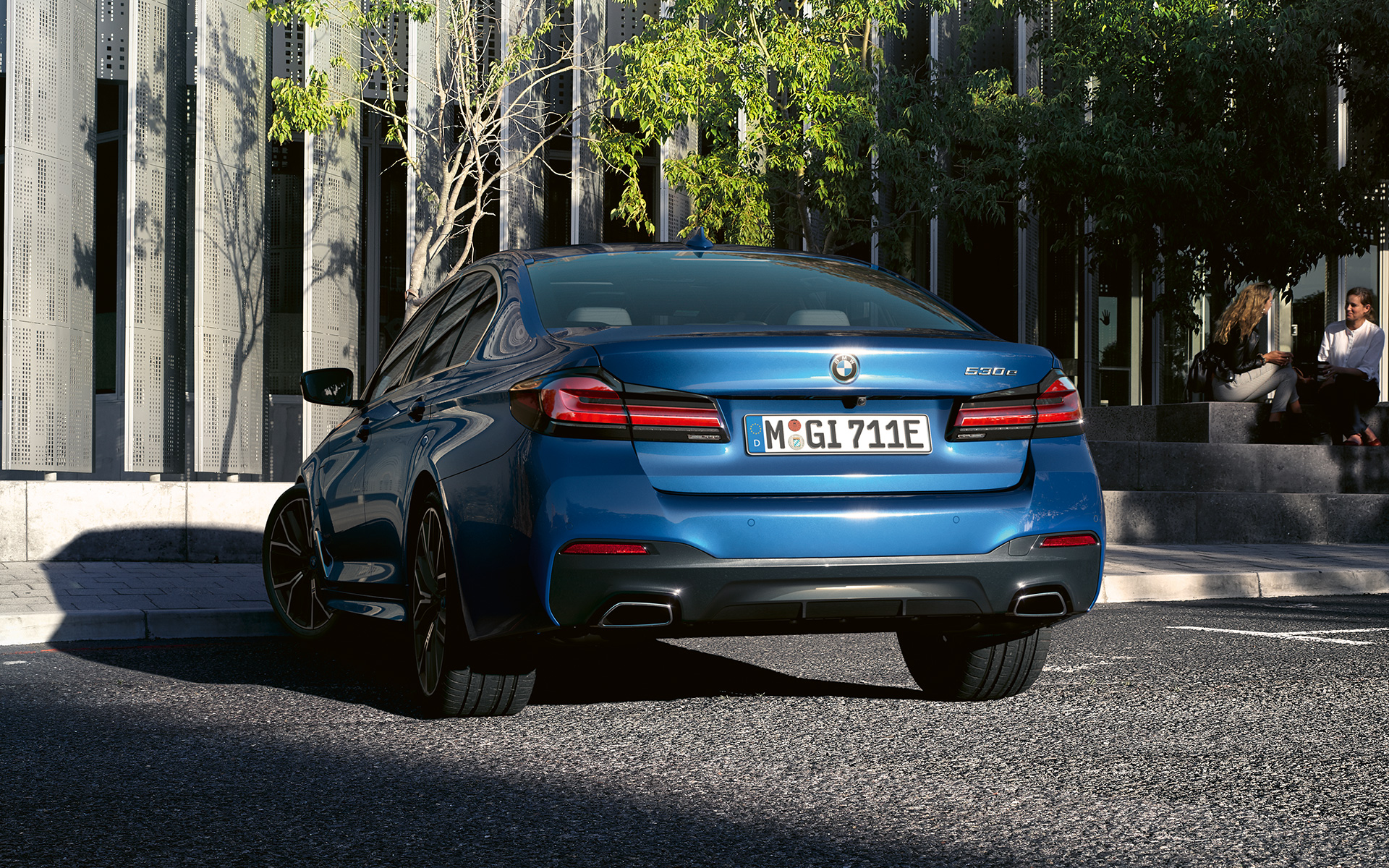 Feux arrière en forme 3D de la BMW Série 5 Berline G30 restylage 2020 en Phytonicblau, vue en gros plan arrière