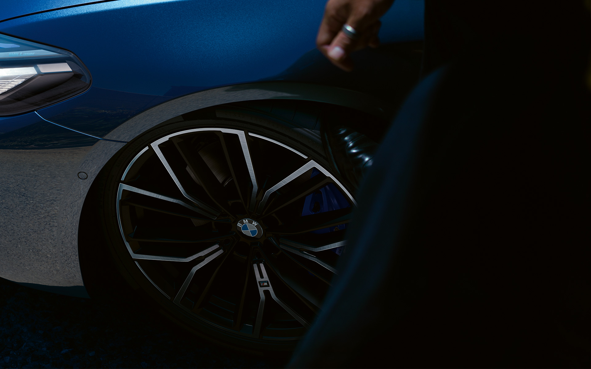 Jantes BMW M en alliage léger en Y 846 M BWM Série 5 Berline G30 restylage 2020 en Phytonicblau, vue en gros plan