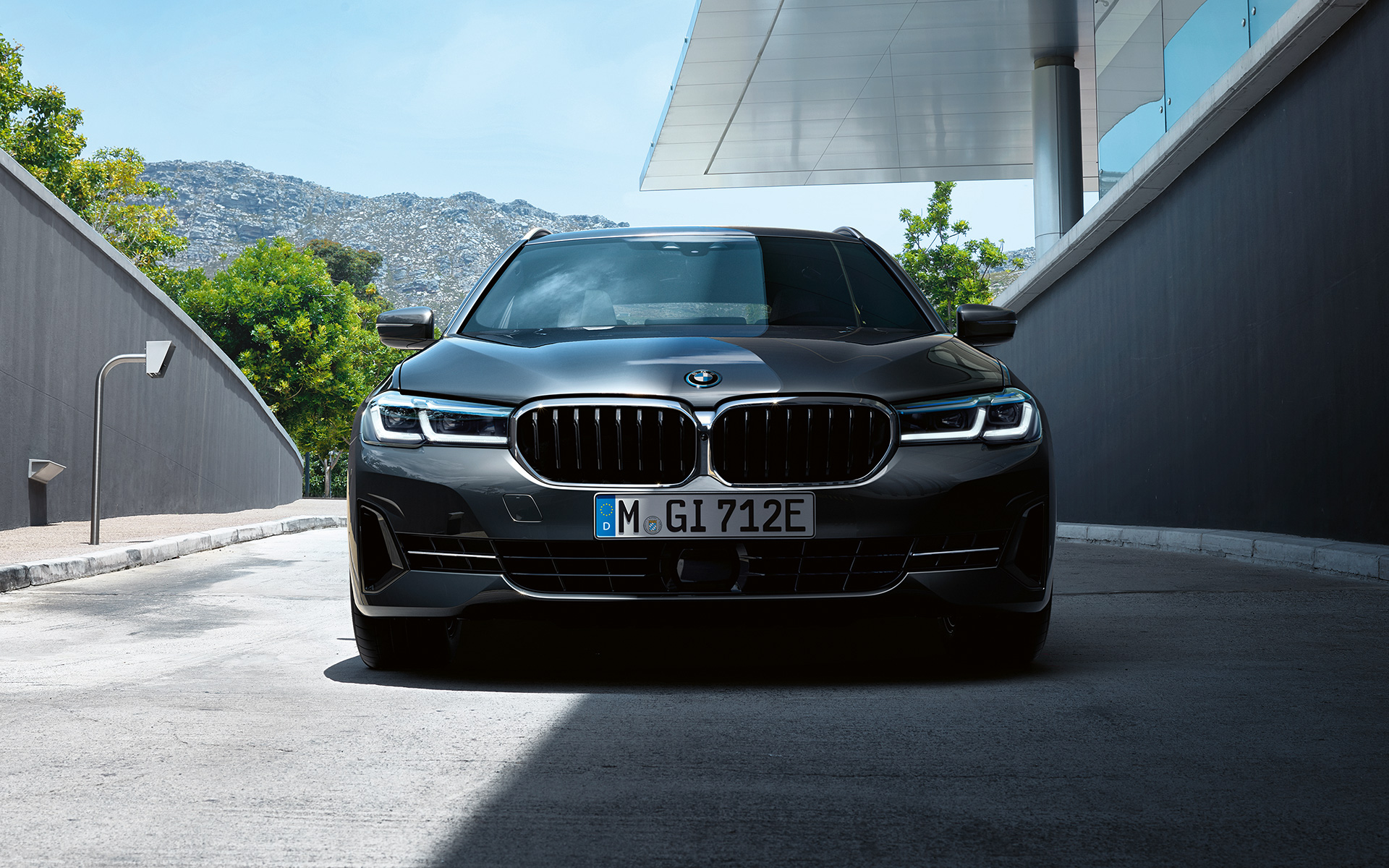 Naseaux et jupe avant de la BMW Série 5 Touring G31 restylage 2020 en Sophistograu, vue avant