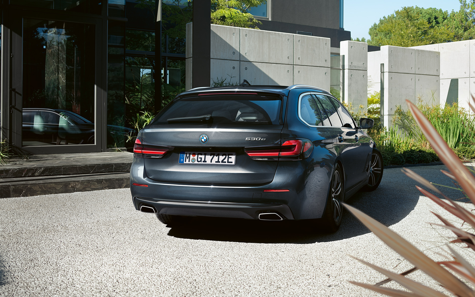 Jupe arrière et sorties d'échappement en forme libre de la BMW Série 5 Touring G31 restylage 2020 en Sophistograu, vue arrière