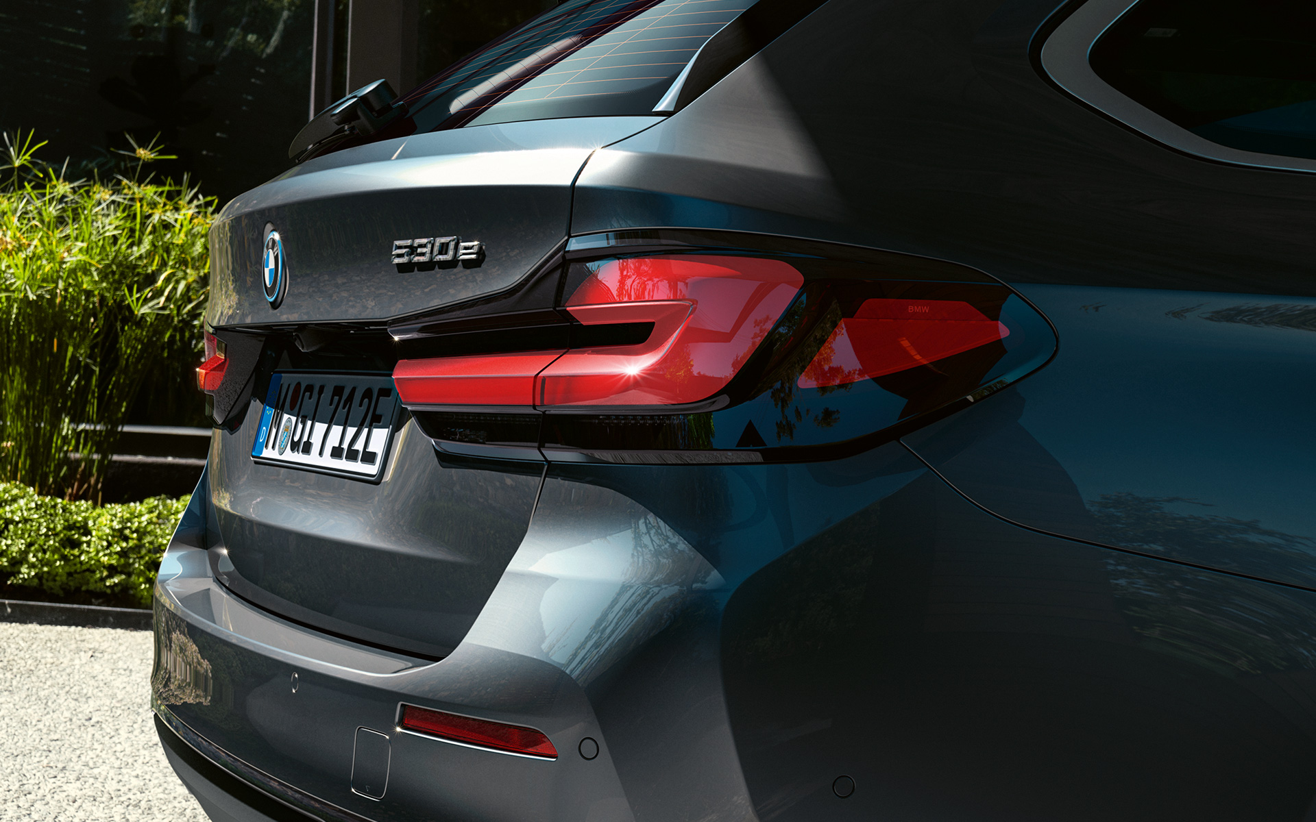 Feux arrière en forme 3D de la BMW Série 5 Touring G31 restylage 2020 en Sophistograu, vue en gros plan arrière