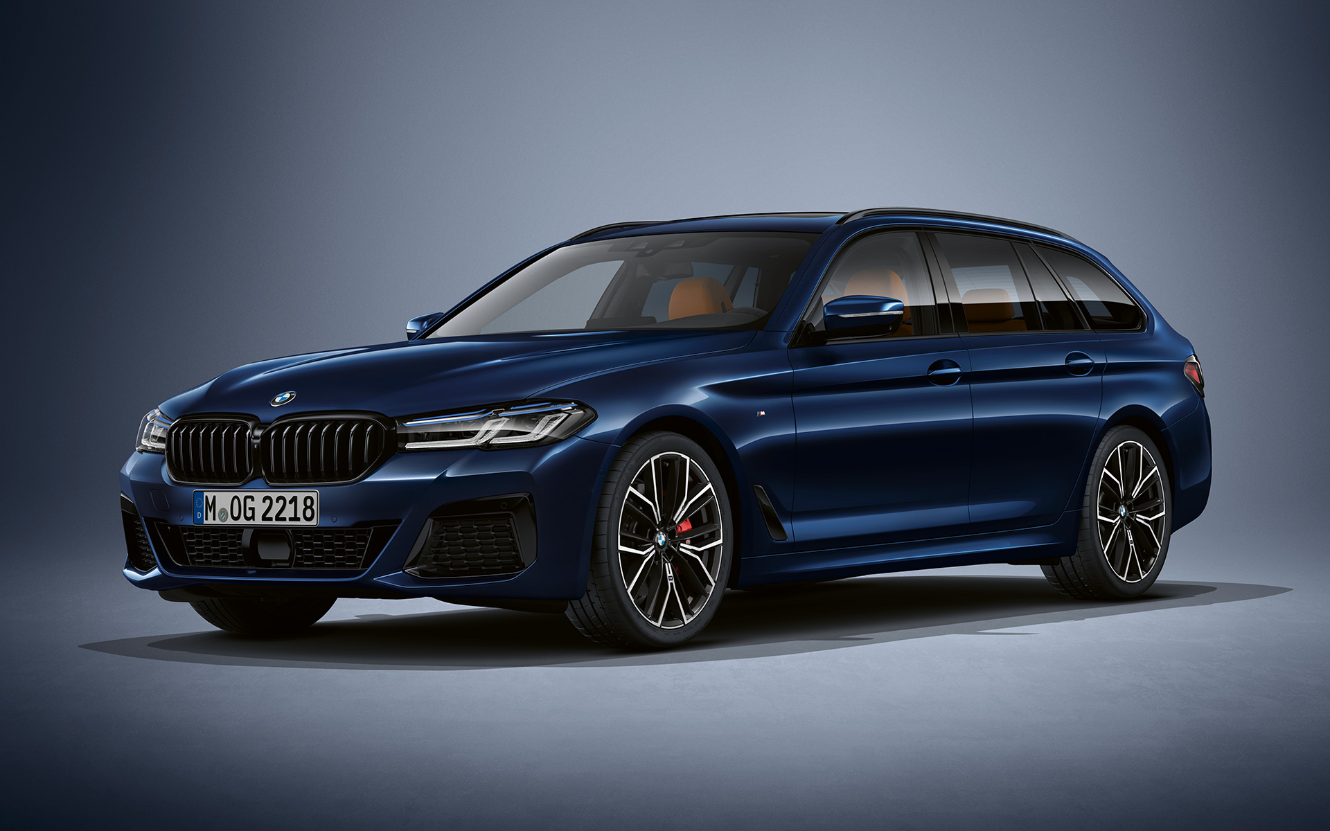 BMW Série 5 Touring Individual G31 restylage 2020, vue de trois quarts avant, à l'arrêt en teinte BMW Individual Tansanitblau metallic