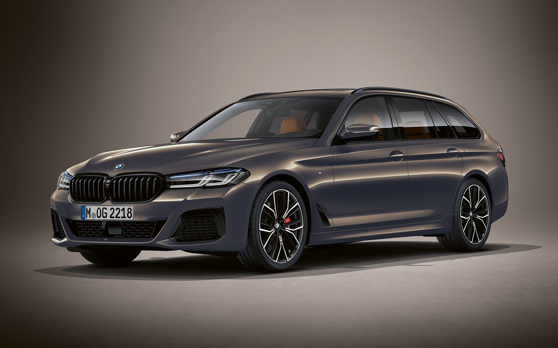 BMW Série 5 Touring Individual G31 restylage 2020, vue de trois quarts avant, à l'arrêt en teinte BMW Individual Alvitgrau metallic