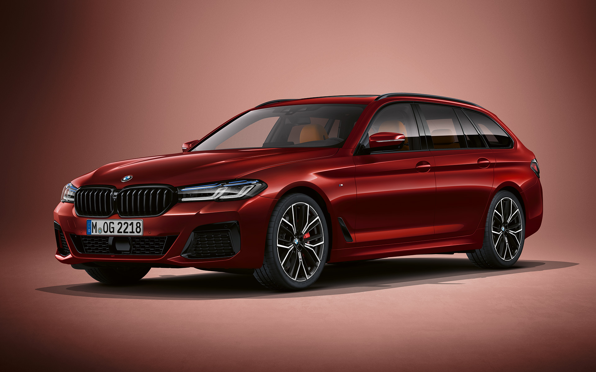 BMW Série 5 Touring Individual G31 restylage 2020, vue de trois quarts avant, à l'arrêt en BMW Individual Aventurinrot metallic