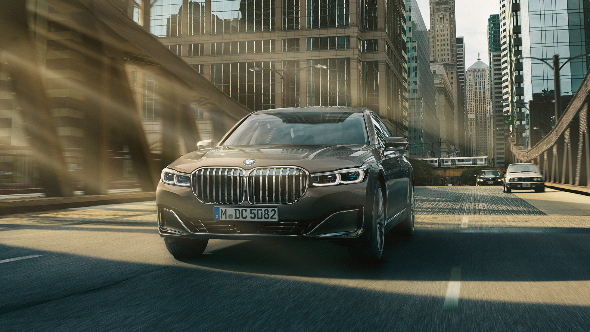 Les systèmes d’assistance au conducteur de la BMW Série 7 G11 Systèmes d'assistance au conducteur : BMW Série 7 roulant dans un décor urbain G11