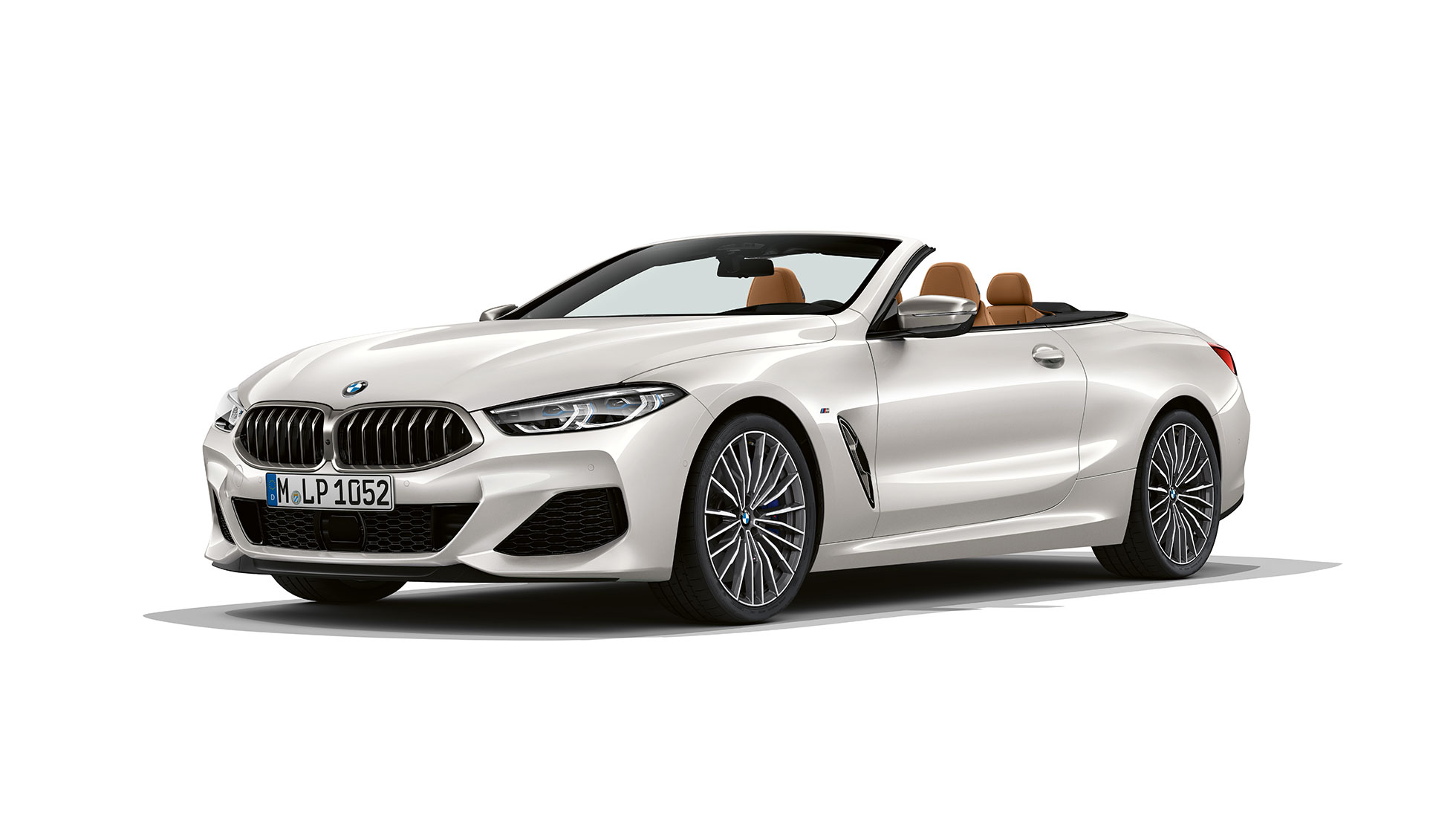 BMW M850i xDrive, Mineral White metallic, three-quarter view front. BMW M850i xDrive, Mineralweiß metallic, vue de trois quarts avant.