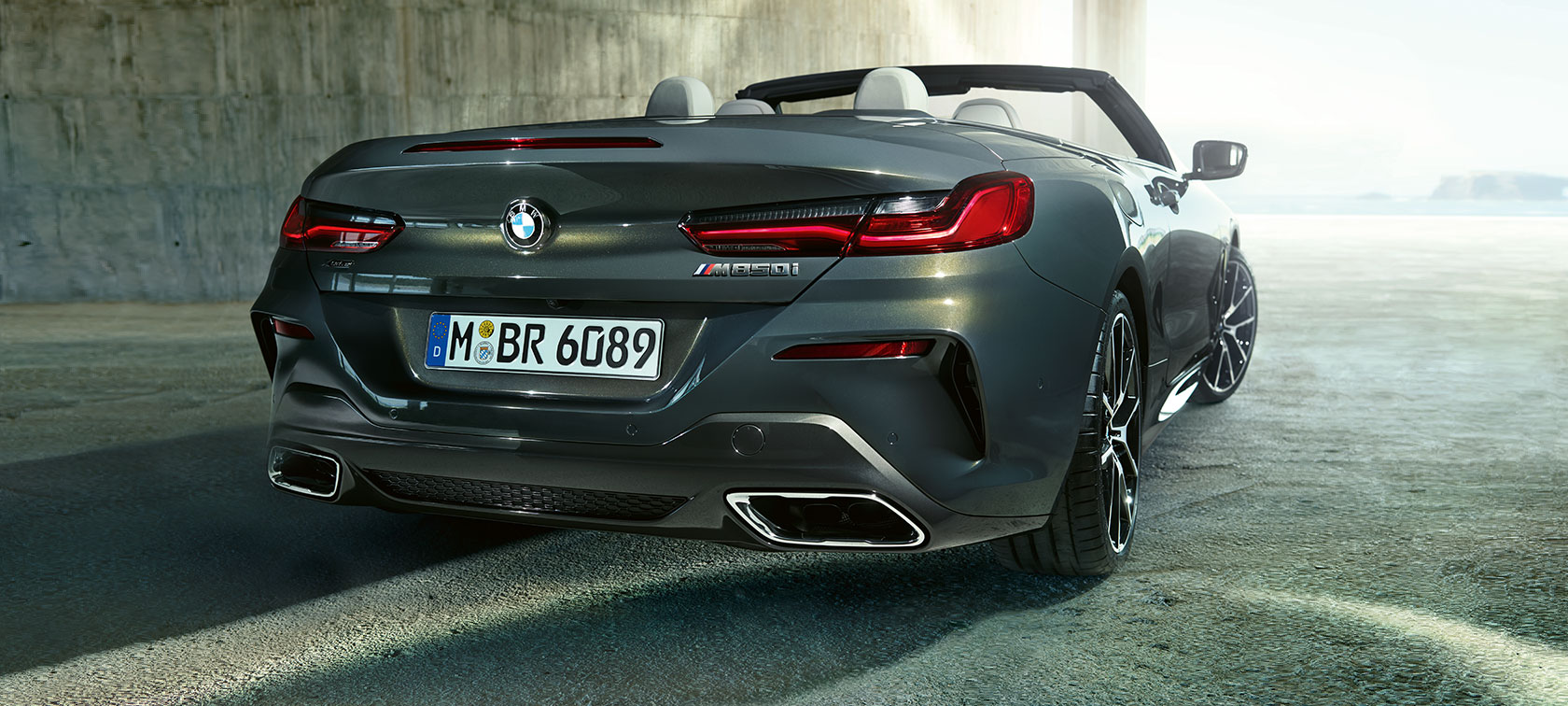 BMW M850i xDrive Dravitgrau metallic, vue de trois quarts arrière G14. BMW M850i xDrive Dravitgrau metallic, vue de trois quarts arrière G14.