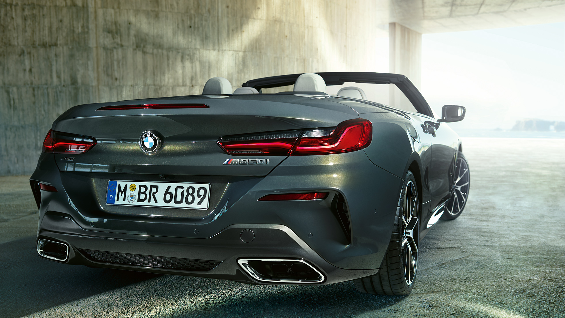 BMW M850i xDrive Dravitgrau metallisé, vue de trois quarts arrière droite G14 BMW M850i xDrive Dravitgrau metallisé, vue de trois quarts arrière droite G14.