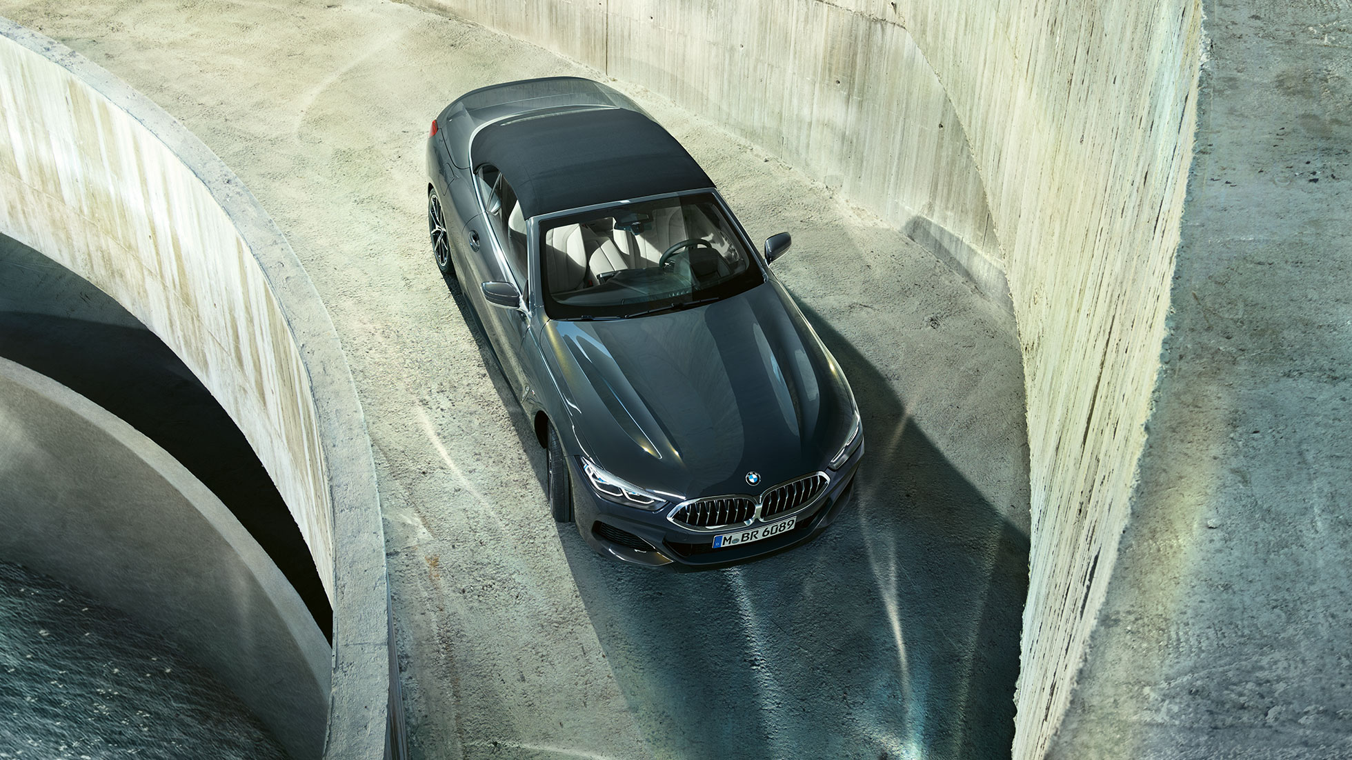 BMW M850i xDrive Dravitgrau metallic avec capote en tissu noire, vue en plongée G14. BMW M850i xDrive Dravitgrau metallic avec capote en tissu noire, vue en plongée G14.