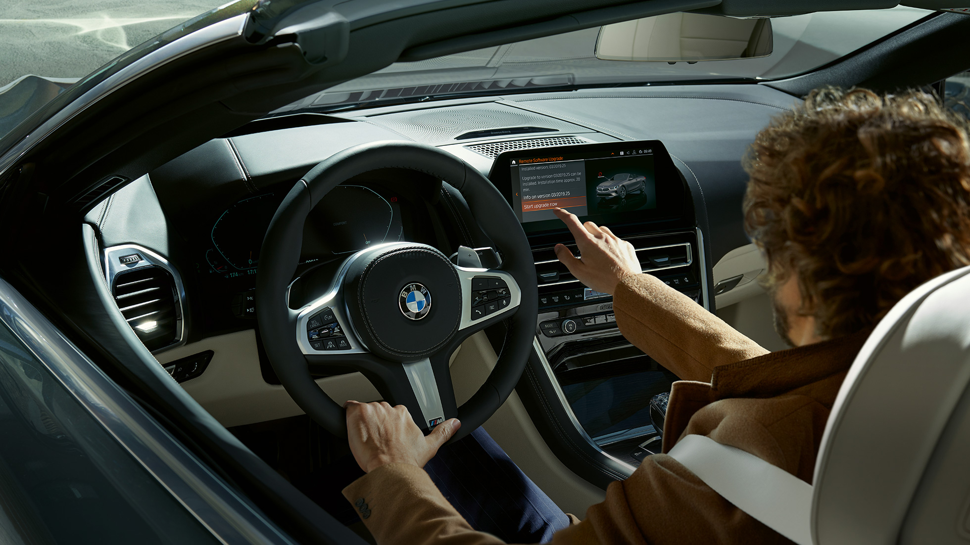 BMW M850i xDrive, le conducteur actionne le BMW Live Cockpit Professional par commande tactile G14. BMW M850i xDrive, le conducteur actionne le BMW Live Cockpit Professional par commande tactile G14.