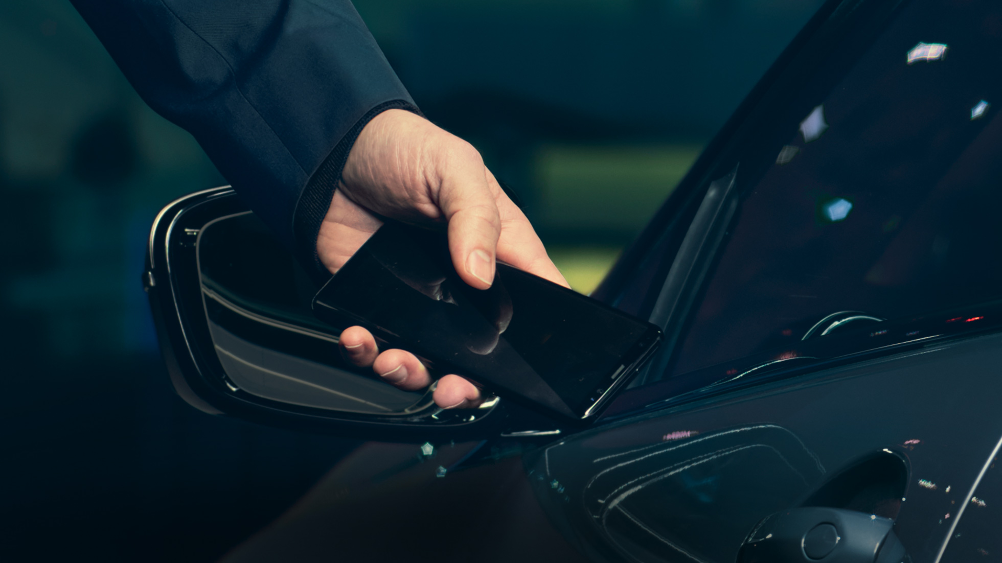 BMW M850i xDrive, le conducteur ouvre le véhicule avec son smartphone à l’aide de la Digital Key. BMW M850i xDrive, le conducteur ouvre le véhicule avec son smartphone à l’aide de la Digital Key.