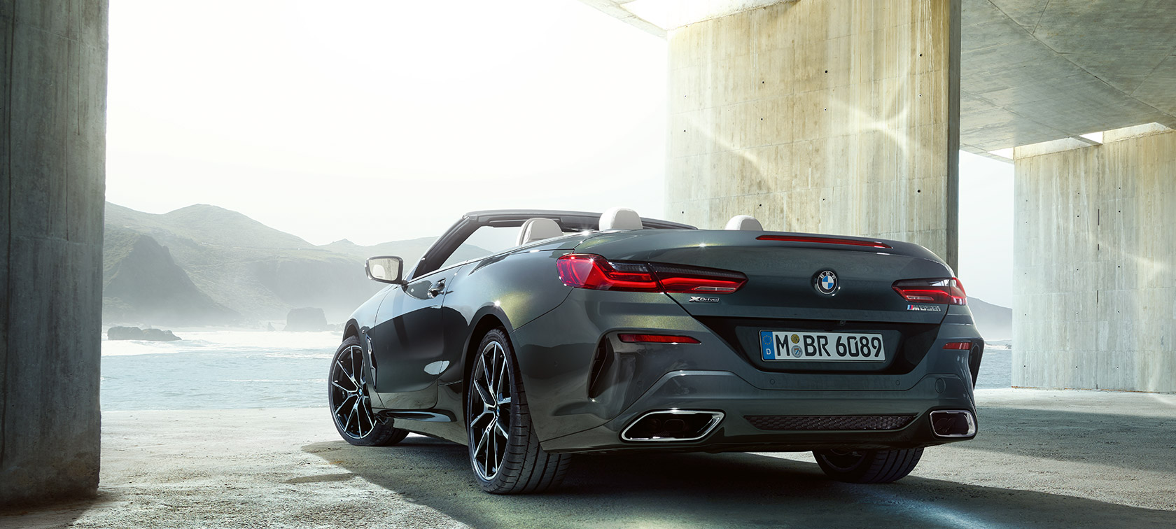 BMW M850i xDrive Dravitgrau metallic, vue de trois quarts arrière gauche G14. BMW M850i xDrive Dravitgrau metallic, vue de trois quarts arrière gauche G14.