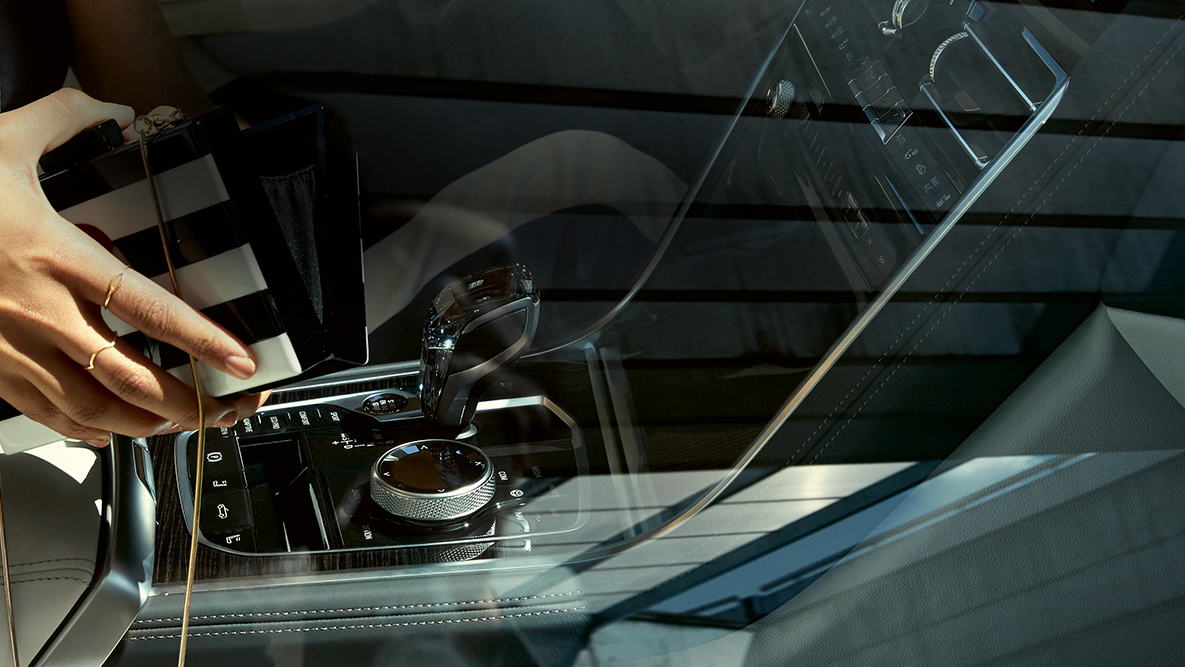 BMW M850i xDrive intérieur, applications en verre CraftedClarity, femme avec sac à main ouvert. BMW M850i xDrive intérieur, applications en verre CraftedClarity, femme avec sac à main ouvert.