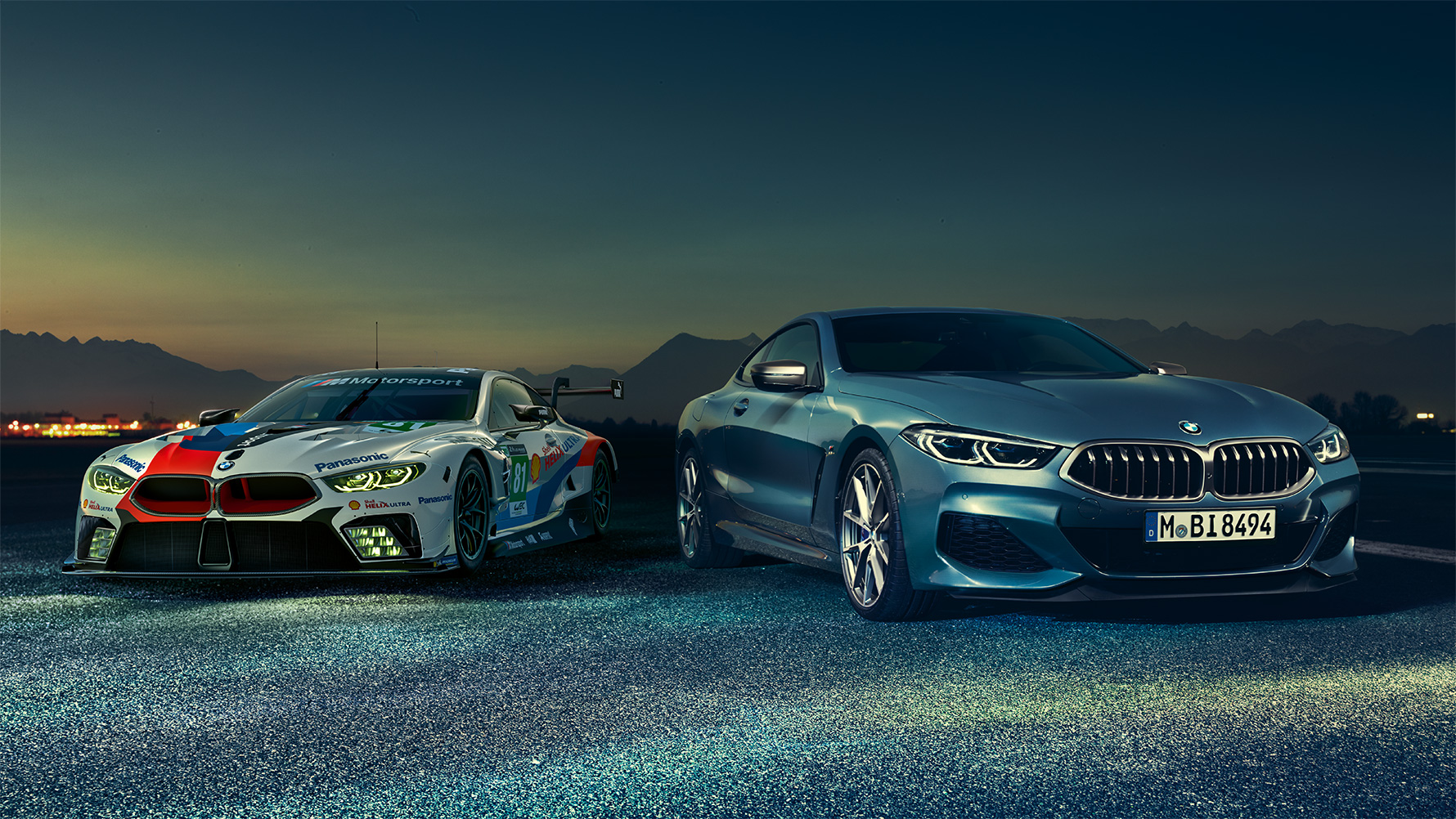 La BMW Série 8 Coupé et la M8 GTE, à l'arrêt La BMW Série 8 Coupé et la M8 GTE, photographiées à l'arrêt de nuit, dans un décor urbain.
