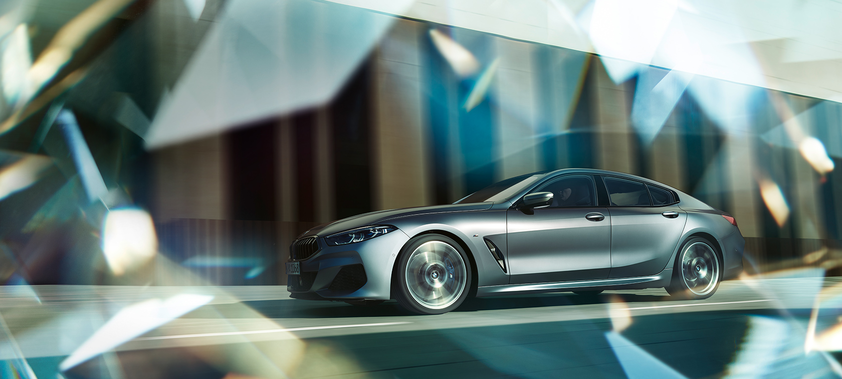 BMW 8 Series Gran Coupé Inspire G16 BMW Série 8 Gran Coupé (G16) Frozen Bluestone vue de côté pendant la conduite