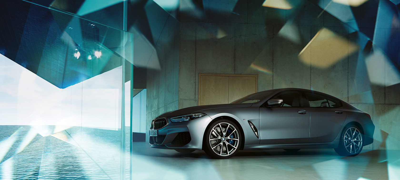 Caractéristiques techniques BMW Série 8 Gran Coupé (G16) Frozen Bluestone vue de côté à l'arrêt dans un immeuble