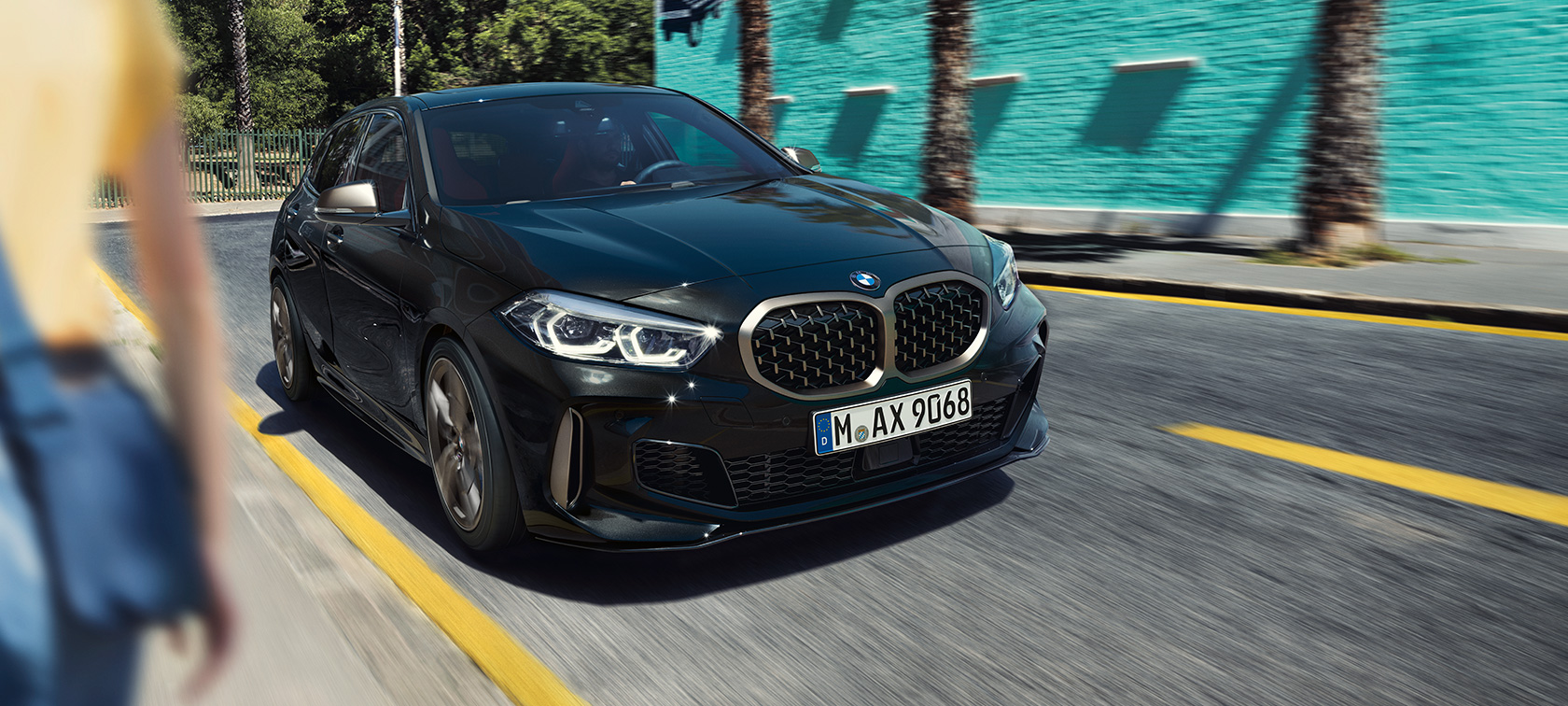 BMW M135i xDrive, vue de trois quarts avant F40. BMW M135i xDrive en Saphirschwarz metallic, vue de trois quarts avant, en marche F40.
