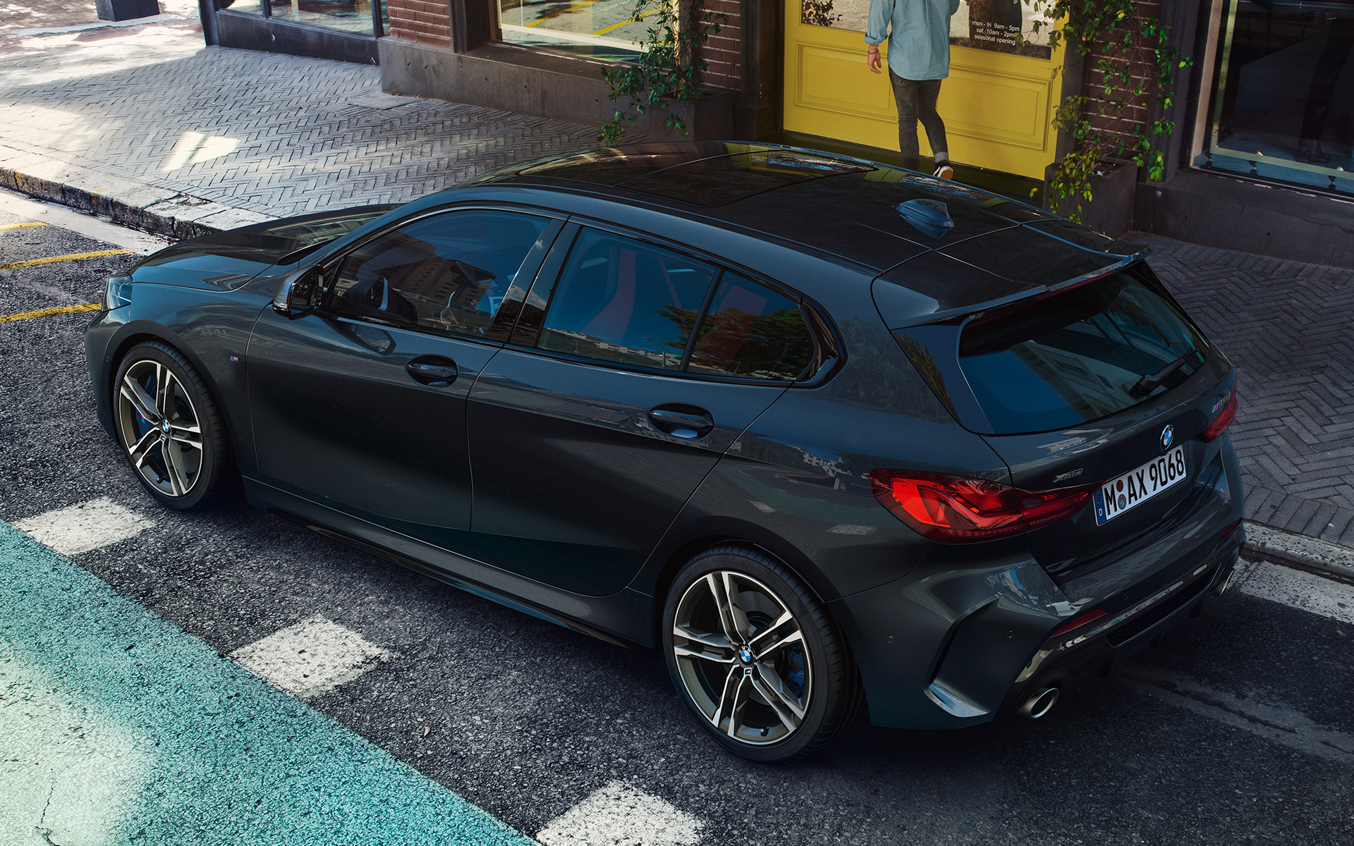 BMW M135i xDrive (F40) en Saphirschwarz metallic, vue de profil en plongée en stationnement