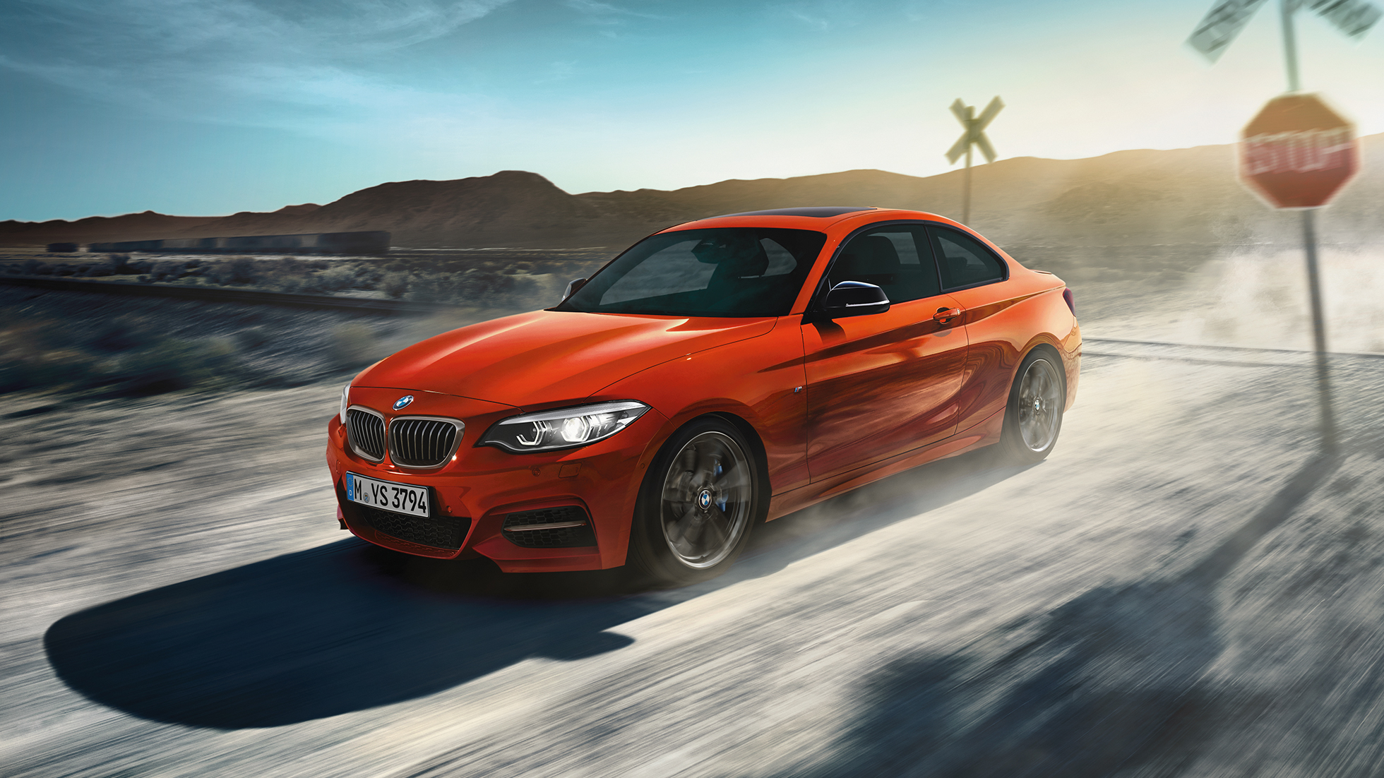 Design de la BMW M240i Coupé F22 Design BMW M240i Coupé F22 2017 Sunset Orange metallic, vue de trois quarts avant