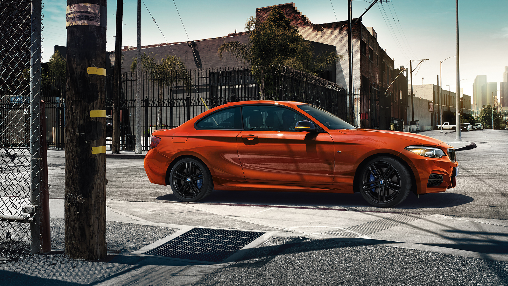 Design du véhicule de la BMW M240i Coupé F22 Design du véhicule de la BMW M240i Coupé F22 2017 Sunset Orange metallic vue de profil