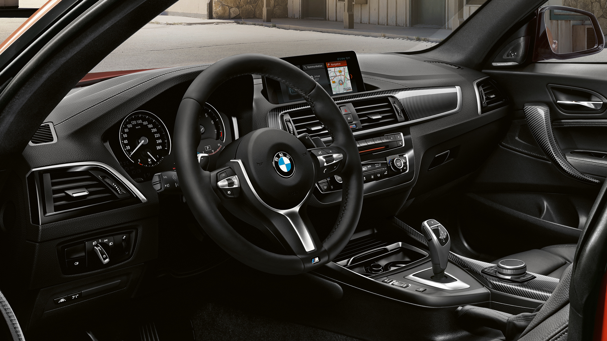 Poste de conduite, BMW M240i Coupé F22 Poste de conduite de la BMW M240i Coupé F22 2017 Sunset Orange metallic, habitacle