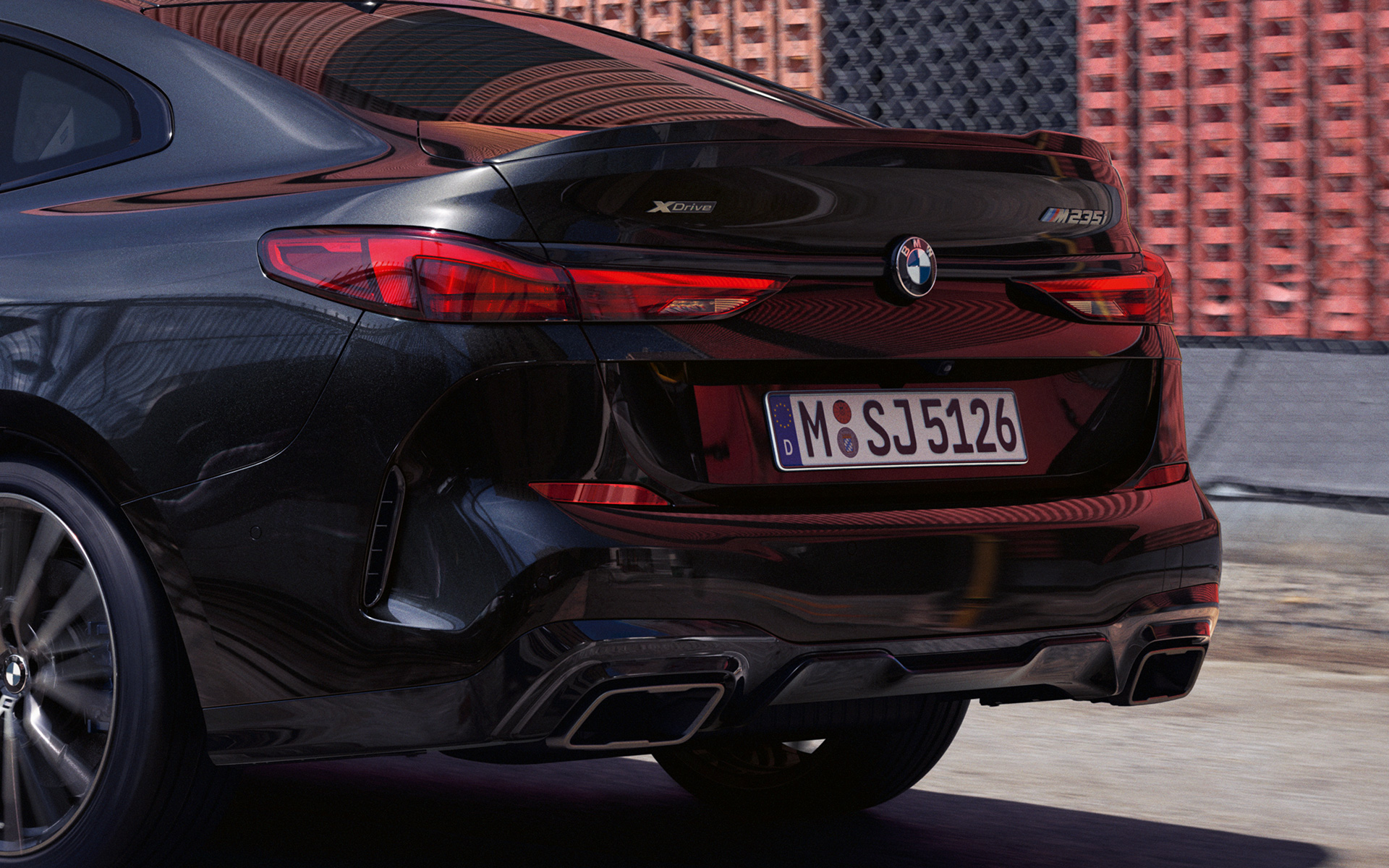 Partie arrière athlétique de la BMW M235i xDrive Gran Coupé F44 2020 Black Sapphire metallic, vue de trois quarts arrière