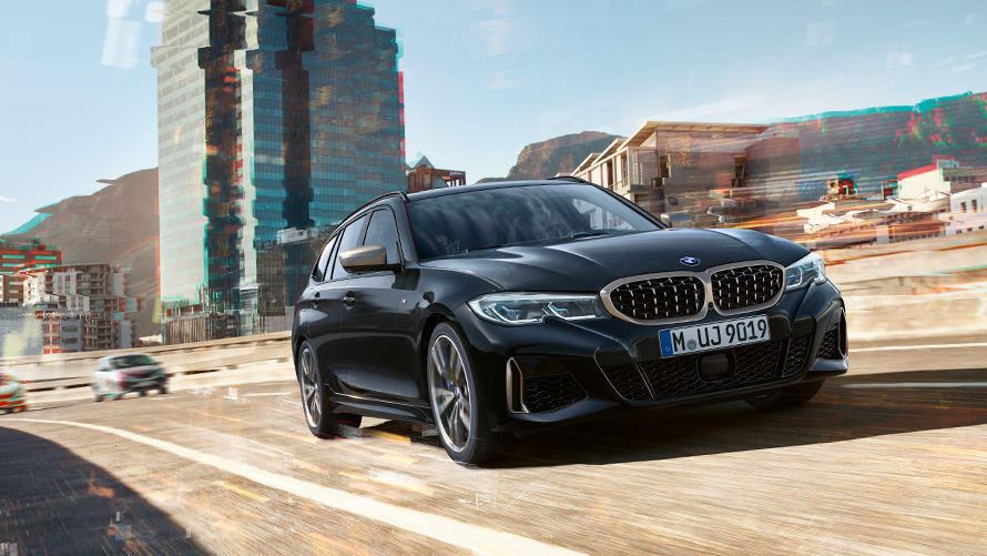 BMW M340i xDrive Touring en dynamique sur route vue de trois quart face BMW M340i xDrive Touring en dynamique sur route vue de trois quart face