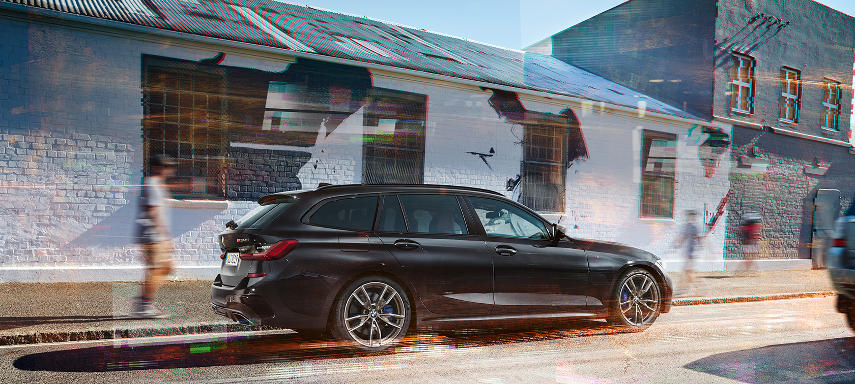 Vue latérale de la BMW M340i xDrive Touring G21 BMW M340i xDrive Touring G21 Black Sapphire metallic, vue latérale dans la rue