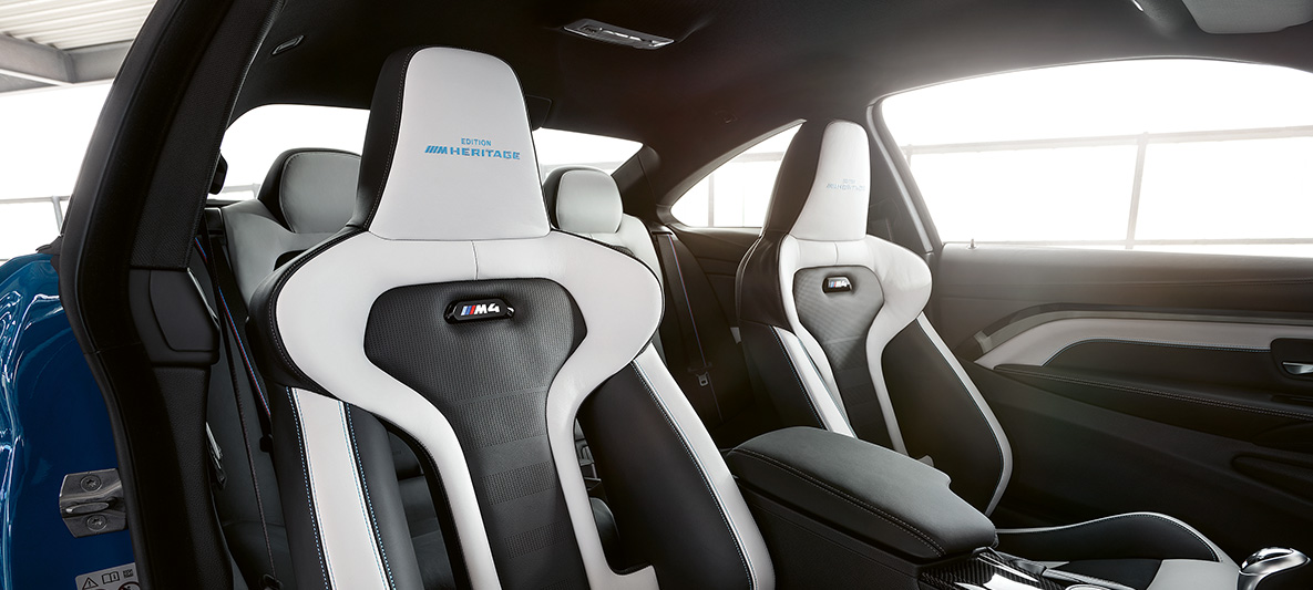 BMW M4 Coupé, M Heritage Edition, sièges M sport en Silverstone / Schwarz bicolore avec surpiqûres contrastées en Blau BMW M4 Coupé, M Heritage Edition, édition spéciale, sièges M sport en Silverstone / Schwarz bicolore avec surpiqûres contrastées en Blau