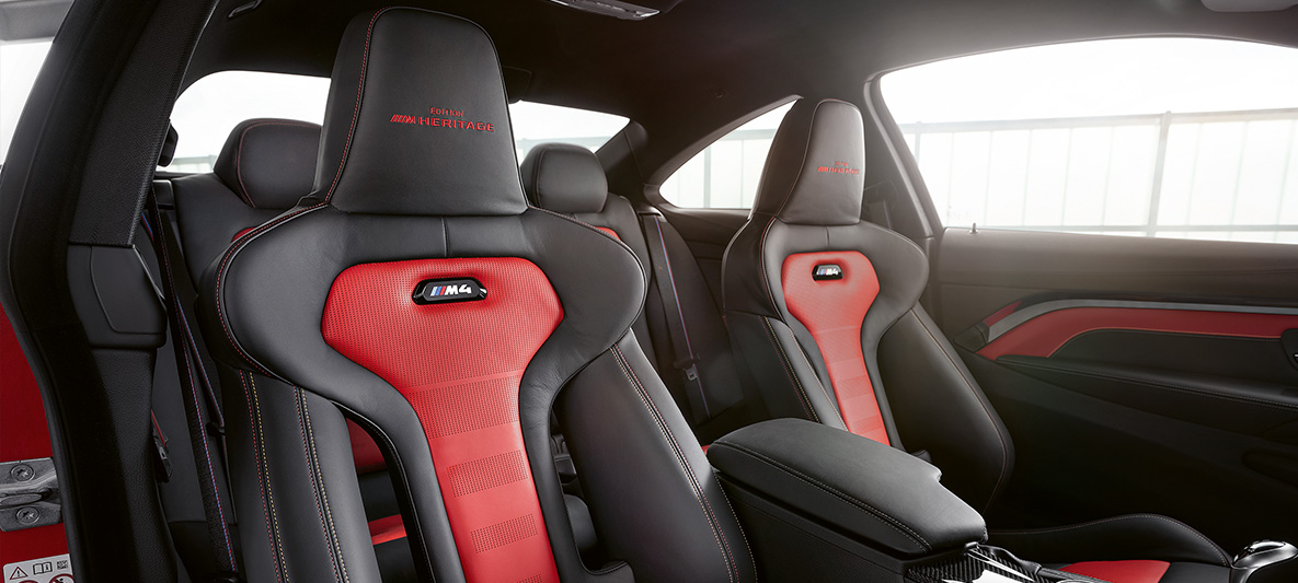 BMW M4 Coupé, M Heritage Edition, sièges M sport en Rot / Schwarz bicolore avec surpiqûres contrastées en Rot et Gelb BMW M4 Coupé, M Heritage Edition, édition spéciale, sièges M sport en Rot / Schwarz bicolore avec surpiqûres contrastées en Rot et Gelb
