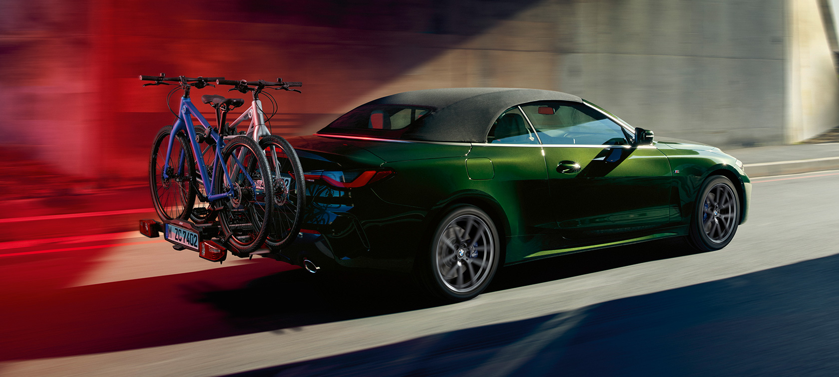 Vue de trois quarts arrière avec porte-vélos Pro 2.0 de la BMW Série 4 Cabrio G23 2020 BMW Série 4 Cabrio G23 2020 Sanremo Green metallic, vue de trois quarts arrière avec porte-vélos arrière Pro 2.0