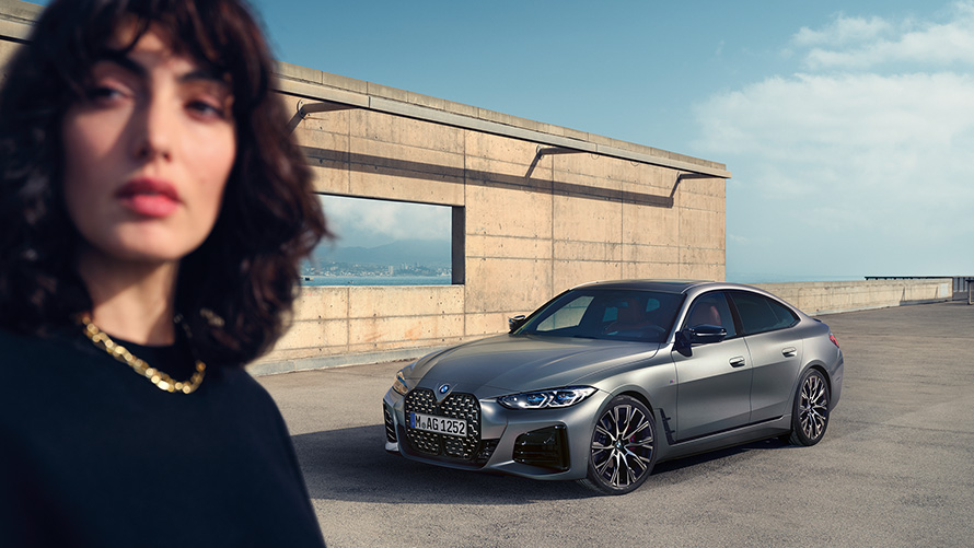 BMW M440i xDrive Gran Coupé G26 2021 Frozen Pure Grey metallic vue de trois quarts face avec modèle