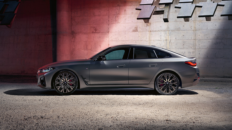 BMW M440i xDrive Gran Coupé G26 2021 Frozen Pure Grey metallic vue de profil devant un mur