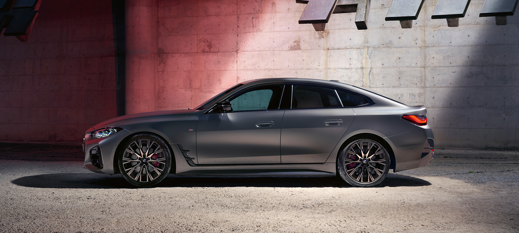 BMW M440i xDrive Gran Coupé G26 2021 BMW Individual Frozen Pure Grey metallic vue de profil à l’arrêt