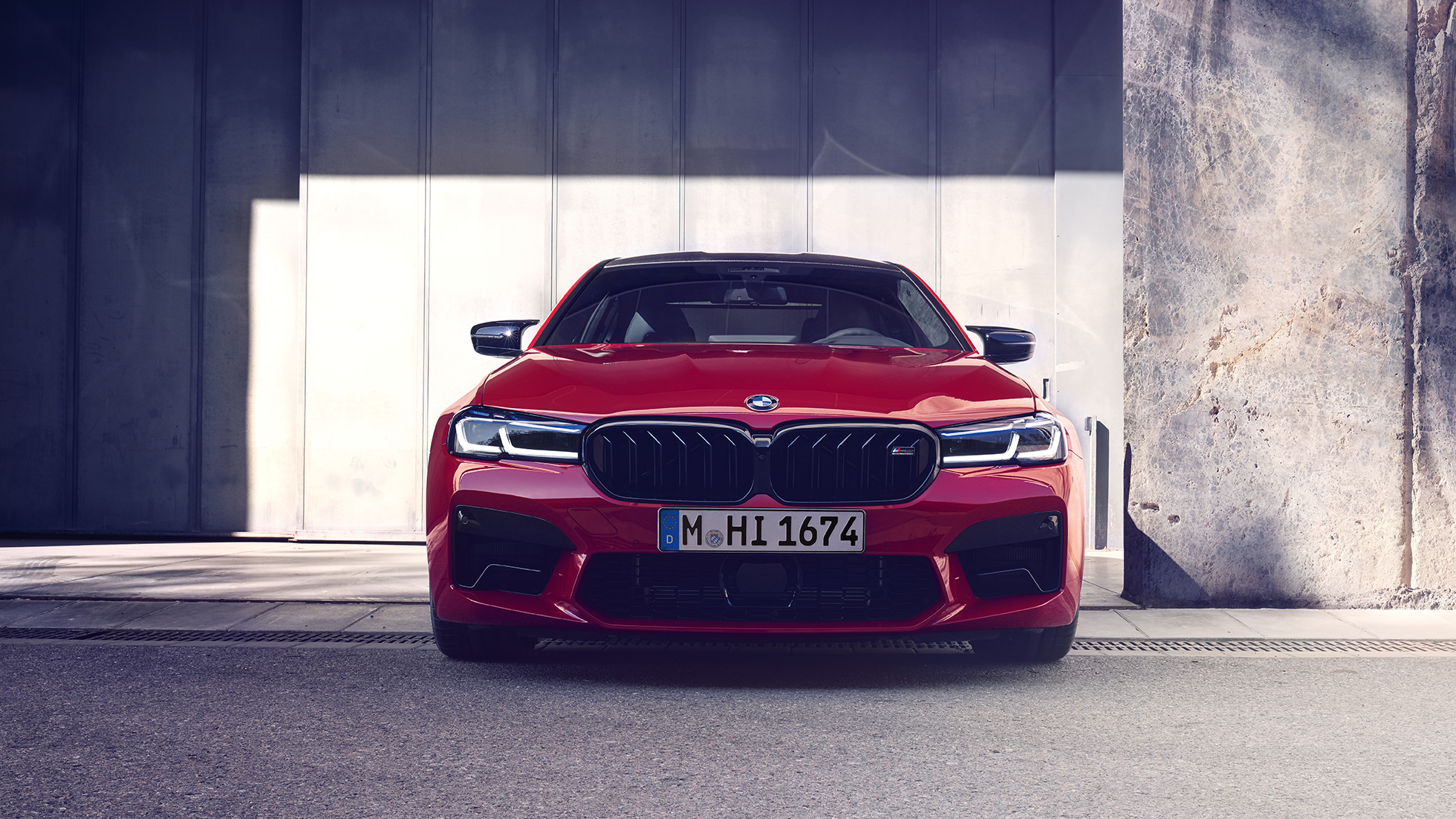 Avant avec nouvelle calandre BMW M5 Competition F90 LCI restylage 2020 Avant avec nouvelle calandre de la BMW M5 Competition F90 LCI restylage 2020 BMW Individual Imola Rot vue de face