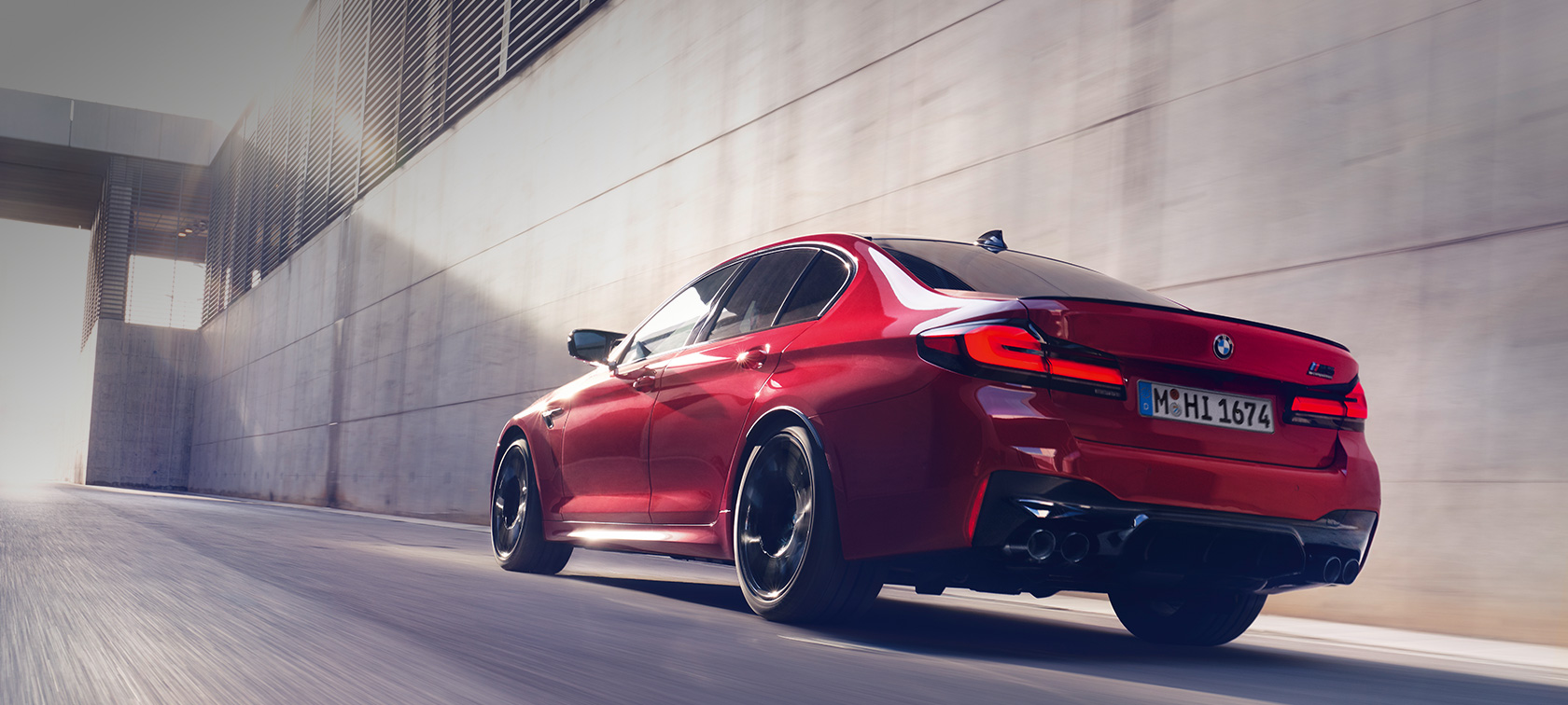 BMW M5 Competition F90 LCI restylage 2020 vue de trois quarts arrière BMW M5 Competition F90 LCI restylage 2020 BMW Individual Imola Rot vue de trois quarts arrière